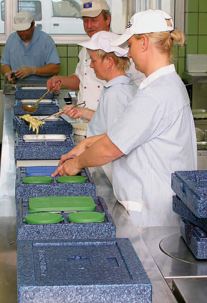 insulated_food_transport_boxes_assembly_line_dinner_champion