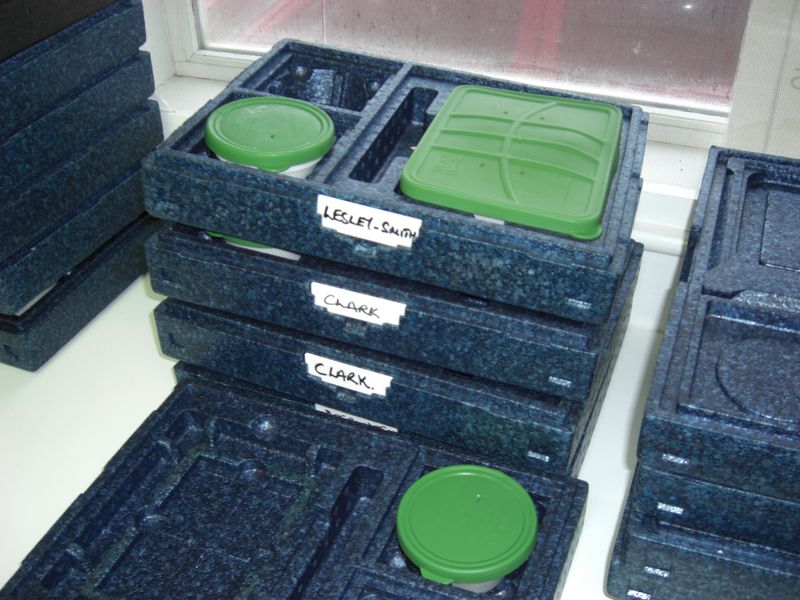 meal_into_insulated_box_prior_to_fitting_box_lid_lovely_lunches_case_study_72_800x600.jpg