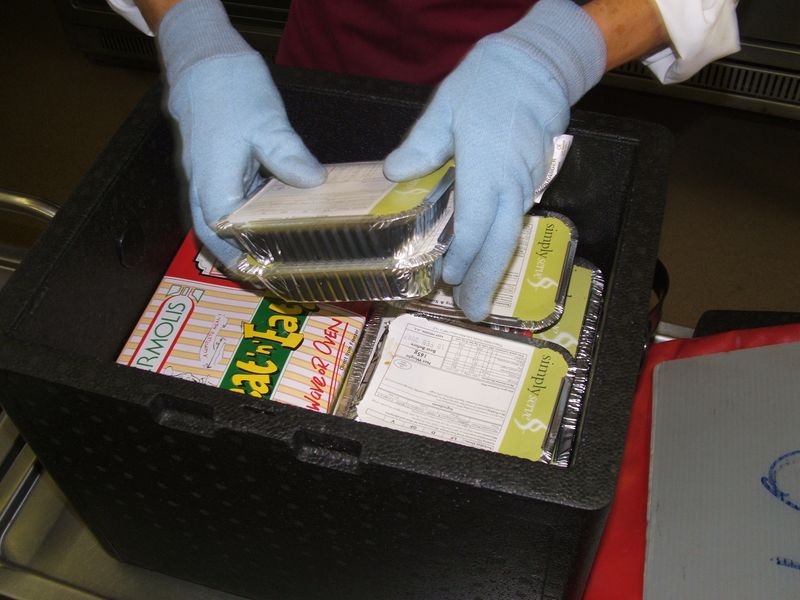 wrvs_meals_on_wheels_insulated_box_being_loaded_800x600.jpg